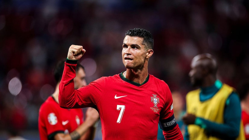 欧文泪洒科比雕像，怀念大哥与侄女.